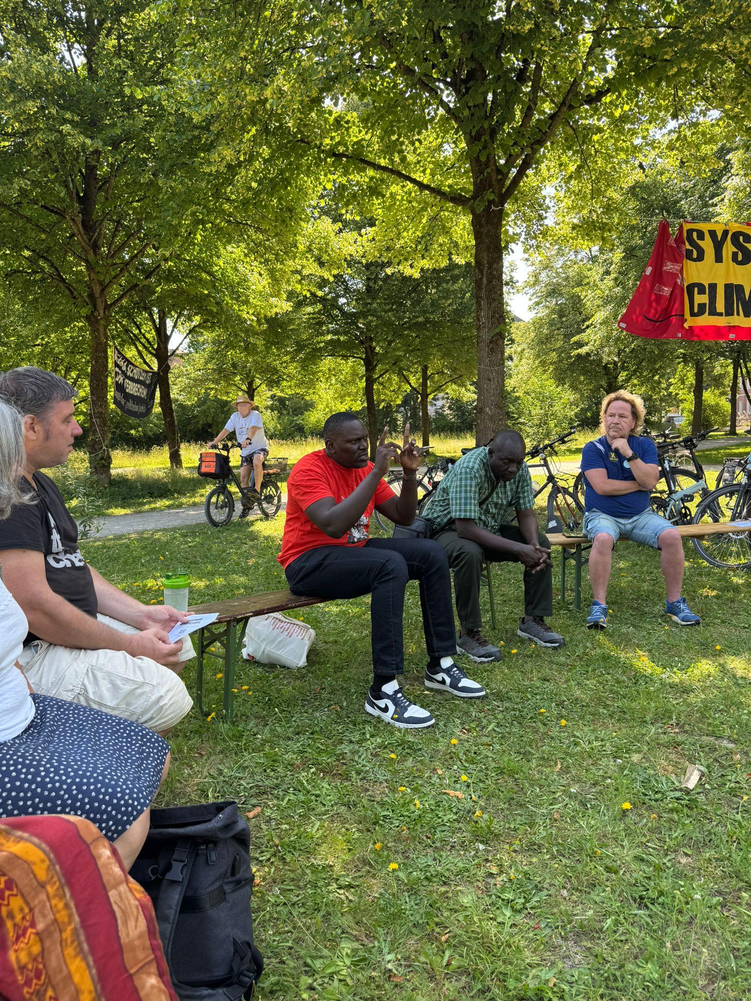 Joseph Masembe und Thomas Kitandwe zum Dialog am Augsburger Klimacamp 2025.